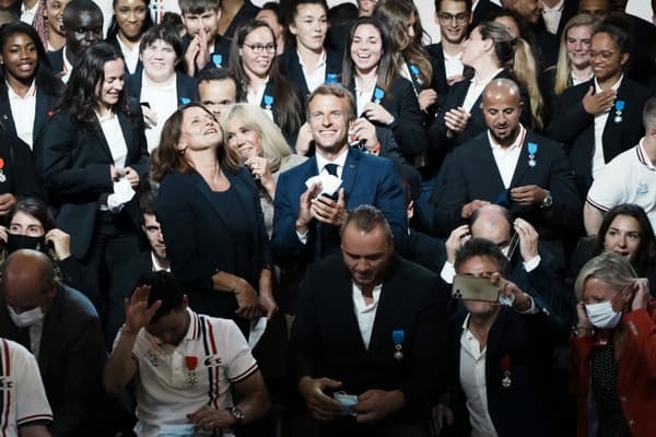 Emmanuel Macron and the Tokyo KP medalists at the Elysée Palace on September 13, 2021