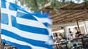 Drapeau grec flottant à la terrasse d'un restaurant, le 12 juillet sur l'île de Salamina, près d'Athènes.