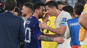 Robert Lewandowski et Lionel Messi le 30/11/2022 lors du match Pologne-Argentine à la Coupe du monde