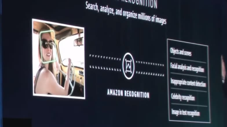 Amazon travaille lui-même sur une technologie de reconnaissance faciale controversée: Amazon Rekognition. 