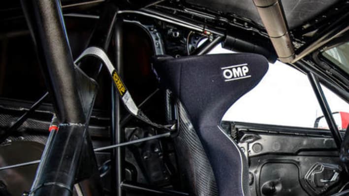 L'intérieur a été allégé au maximum mais conserve son grand écran tactile, marque de fabrique de Tesla.