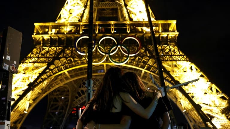 Retrait des anneaux olympiques de la Tour Eiffel à Paris, le 27 septembre 2024