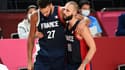 Le basketteur français Rudy Gobert (G) et son coéquipier Evan Fournier après la défaite contre Team USA en finale du tournoi olympique de basket-ball des Jeux de Tokyo, le 7 août 2021 à Saitama
