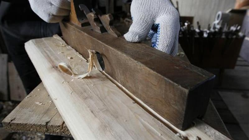 Jean-Marc Ayrault a annoncé jeudi pour la fin de l'année la mise au point d'un plan pour les 1,2 million d'entreprises artisanales. /Photo prise le 27 mars 2012/REUTERS/Ilya Naymushin
