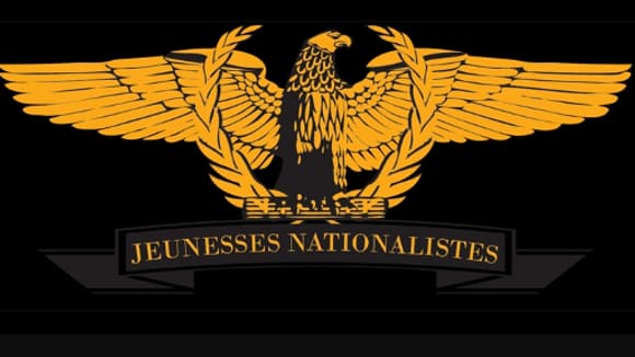 L'emblème des Jeunesses nationalistes, un aigle doré sur un laurier. L'emblème des Jeunesses nationalistes, un aigle doré sur un laurier.