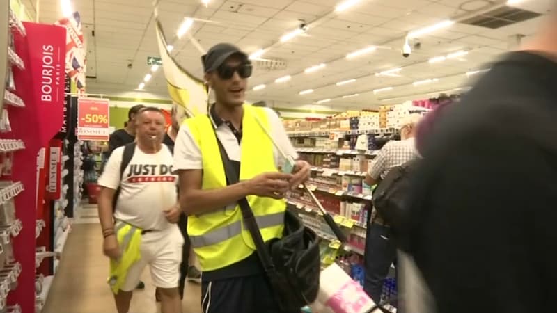 Des manifestants lors de la première ouverture du Casino d'Angers le dimanche après-midi.