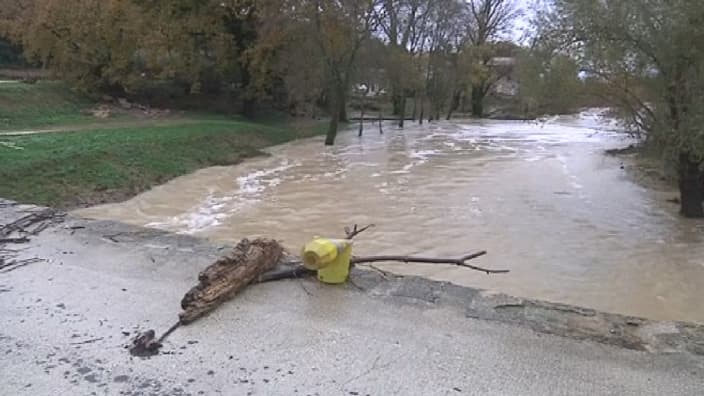 Une voiture qui traversait un pont sur la Droude samedi dans le Gard a été emportée par les eaux. 