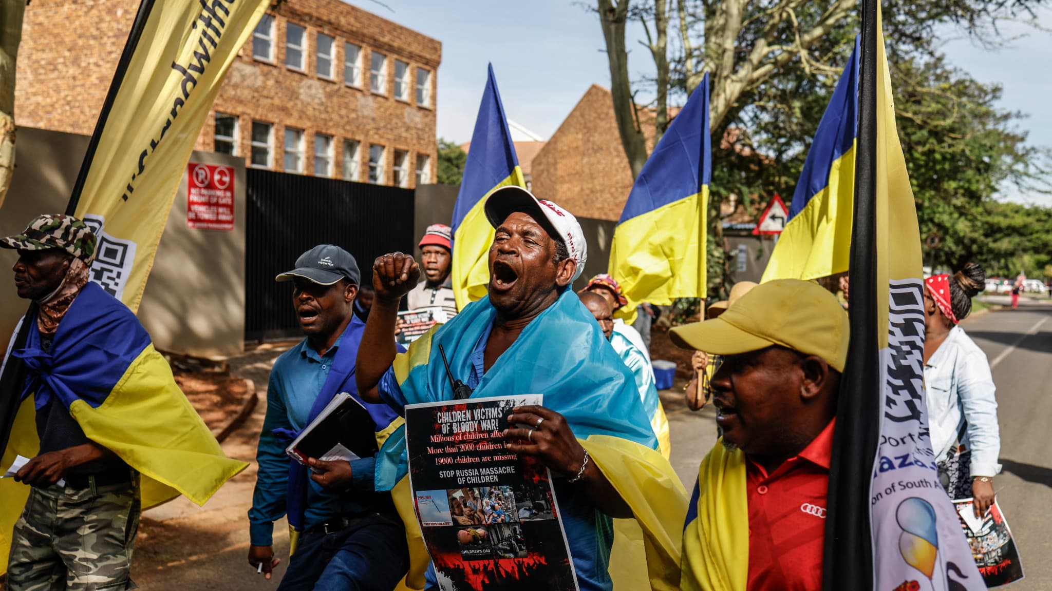 Des membres de #StandWithUkraine lors d'une manifestation devant l'ambassade de Russie à Pretoria, le 24 février 2025, à l'occasion du troisième anniversaire de l'invasion de l'Ukraine par la Russie. Des membres de #StandWithUkraine lors d'une manifestation devant l'ambassade de Russie à Pretoria, le 24 février 2025, à l'occasion du troisième anniversaire de l'invasion de l'Ukraine par la Russie.