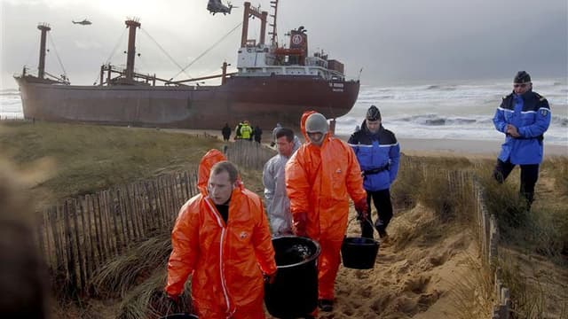 Opérations de nettoyage vendredi après l'échouage du cargo maltais, le TK Bremen. Des opérations de pompage pour récupérer le carburant situé dans les réservoirs du navire échoué sur une plage d'Erdeven (Morbihan), ont été engagées samedi matin, a-t-on ap