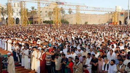 Sur l'ancienne place Verte de Tripoli, désormais appelée place des Martyrs, lors des prières de l'Aïd. Les Libyens ont célébré mercredi dans l'allégresse cette fête marquant la fin du ramadan, bien que Mouammar Kadhafi soit toujours en fuite et que les fo