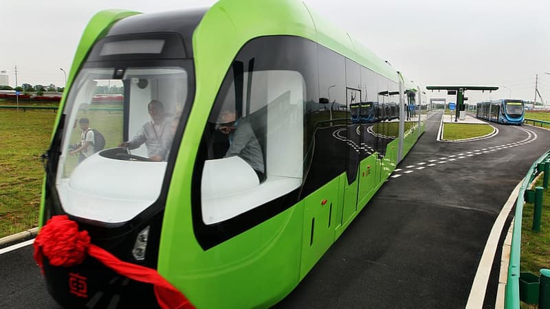 Ce tramway de 32 mètres de long est équipé de capteurs embarqués qui détectent un marquage au sol pour l'aider à circuler sur la voirie.