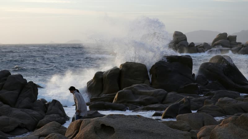 Des vagues à Isolella en Corse (France), le 10 mars 2023.