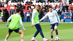 Lionel Messi avec Kylian Mbappé lors d'un échauffement du PSG en 2023