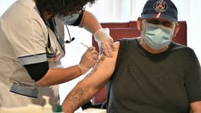 Vaccination contre le Covid-19 dans un Ehpad à Bobigny, en banlieue parisienne, le 30 décembre 2020