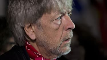 Renaud, place de la République, le 7 janvier 2016, rend hommage aux victimes des attentats du 13 novembre.
