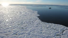 Un bâtiment dit "à capacité glace" est capable de naviguer dans les glaces qui encombrent les mers polaires et qui peuvent atteindre plusieurs mètres d'épaisseur. 