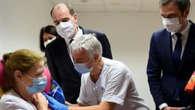 Jean Castex et Olivier Véran assistent à une vaccination contre le Covid, le 14 janvier 2021 à Metz