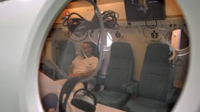 Un membre du personnel de l'Hôpital d'instruction des armées Legouest à Metz dans un caisson hyperbare, le 14 avril 2011. (Photo d'illustration)