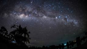 Une photo à longue exposition montre l'amas d'étoiles de la Voie lactée depuis l'île de Bali, en Indonésie, le 23 mars 2023.