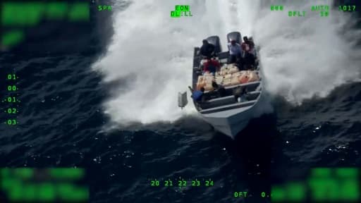 Capture d'écran d'une vidéo diffusée par la police aux frontières américaine montrant l'interception à grande vitesse d'un bateau suspecté de transporter de la cocaïne