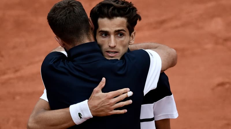 Benoit Paire prendre Pierre-Hugues Herbert dans les bras