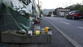 Des bougies à Alès, dans le Gard, après l'accident de la route qui a fait 3 morts, le 3 décembre 2025