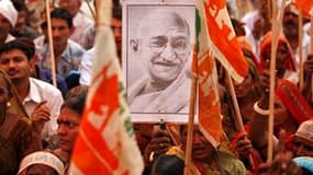 Un portrait du mahatma Gandhi brandi dans une manifestation dans l'ouest de l'Inde. Une biographie laissant penser que le "Père de la nation" indienne était bisexuel provoque la fureur des autorités qui pourraient amender la loi sur l'honneur national pou