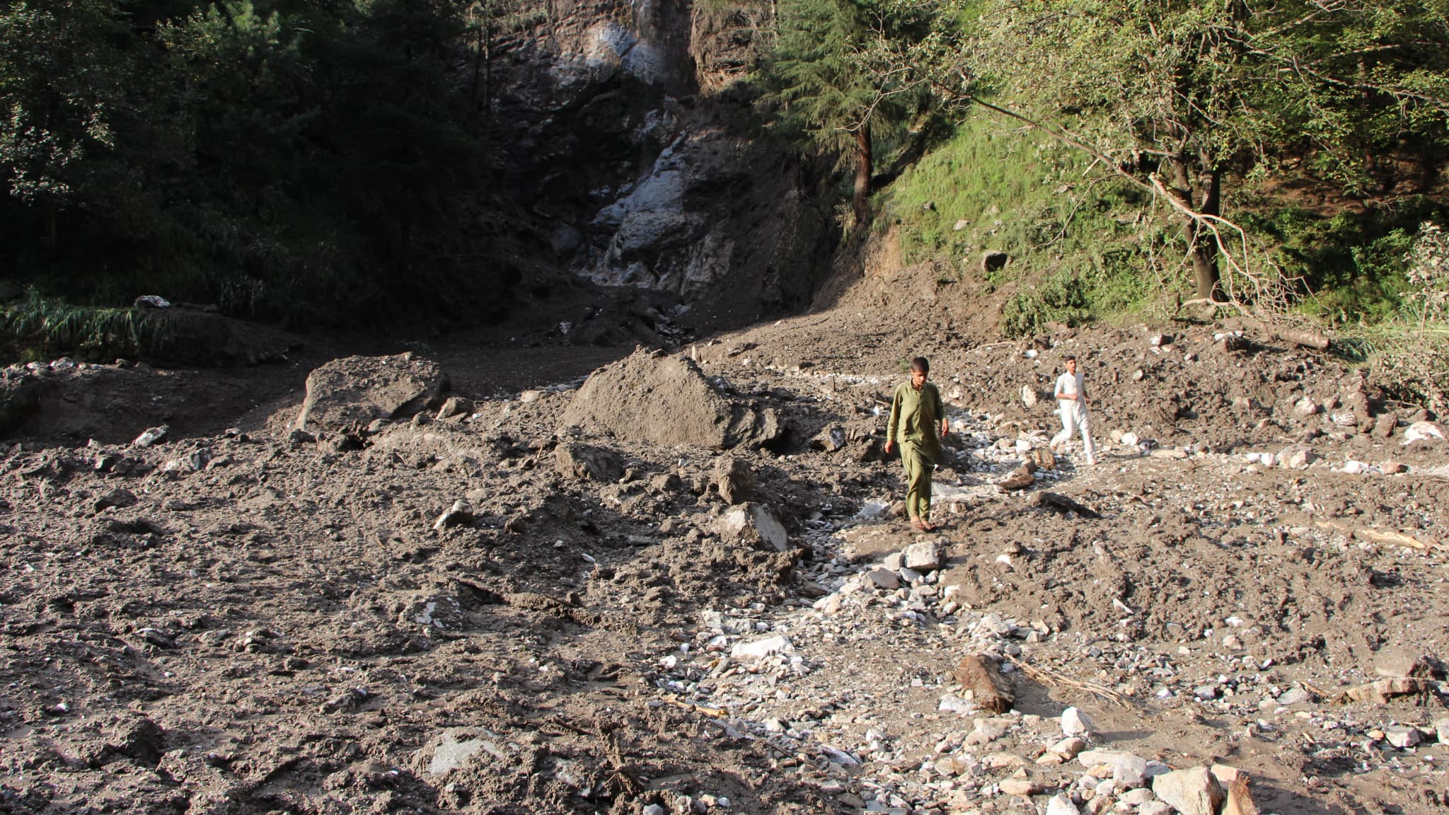 Une vue de la zone détruite après une tempête qui s'est produite hier dans le village de Sarli Sacha Nariyan à Muzaffarabad, Azad Cachemire administré par le Pakistan, le 15 août 2025