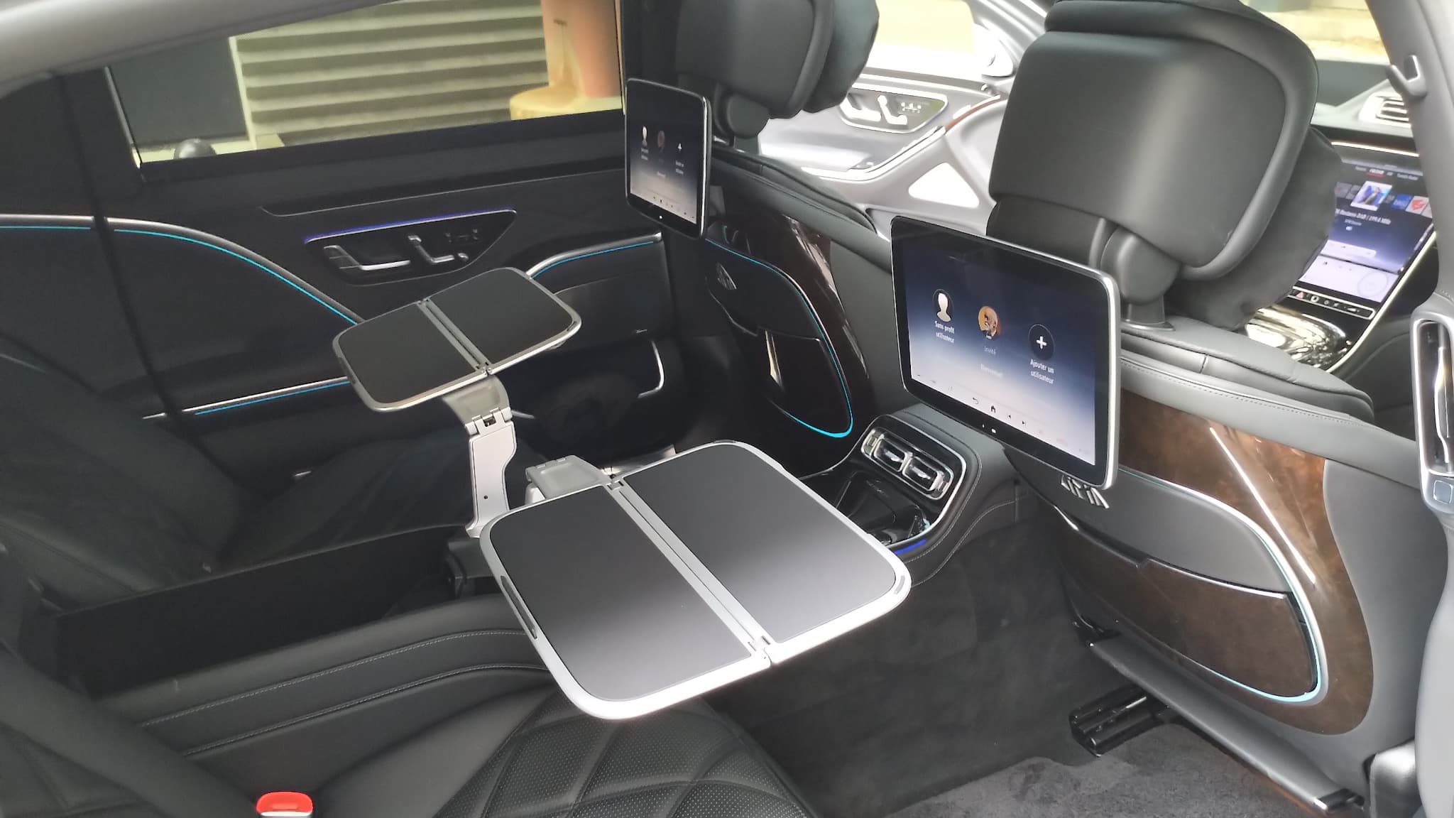 A l'arrière de cette Mercedes Maybach S680, un vrai salon roulant.
