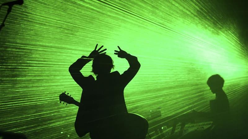 La musique populaire est de plus en plus forte et uniforme, selon le constat de chercheurs espagnols qui se sont plongés dans des milliers d'archives sonores des cinquante-cinq dernières années. /Photo d'archives/REUTERS/David McNew