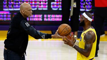 Kareem Abdul-Jabbar remet le ballon à LeBron James
