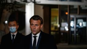 Emmanuel Macron, et à gauche Gérald Darmanin, devant le collège du Bois d'Aulne à Conflans Saint-Honorine, où travaillait le professeur tué, le 16 octobre 2020