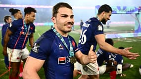 Antoine Dupont après la victoire de l'équipe de France de rugby à 7 à Los Angeles, le 3 mars 2024