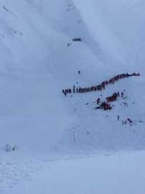 Avalanche dans les Alpes: le sauvetage - Témoins BFMTV