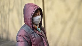 Une femme avec un masque protecteur devant l'hôpital de Huashan à Shanghai, le 21 janvier 2020 en Chine.