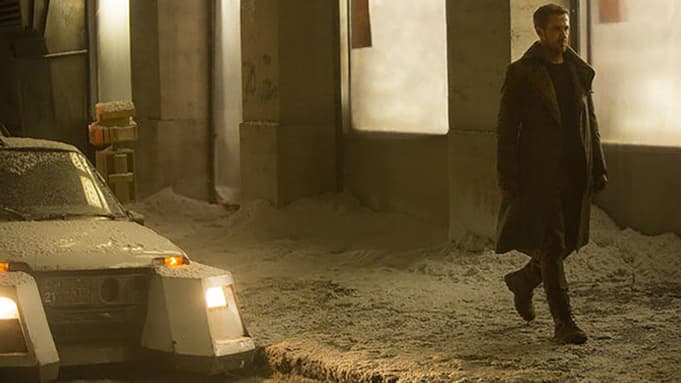 Ryan Gosling passe devant une version "futuriste" d'une Lada Niva Ryan Gosling passe devant une version "futuriste" d'une Lada Niva