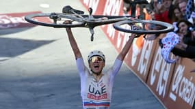 Tadej Pogacar soulève son vélo à l'arrivée des Strade Bianche le 02/03/2024