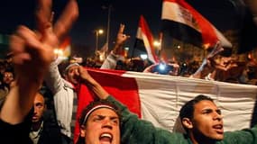 Manifestation anti-gouvernementale sur la place Tahrir, au Caire. L'armée égyptienne a pris jeudi l'initiative politique alors que l'incertitude demeurait sur une éventuelle démission imminente du président Hosni Moubarak, réclamée depuis dix-sept jours p
