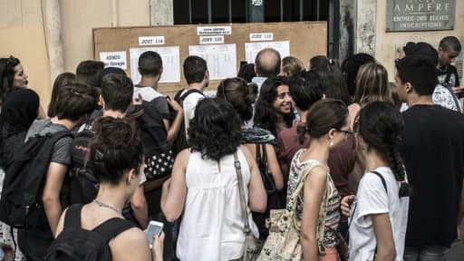Les bacheliers consultent les résultats du baccalauréat, le 7 juillet 2015 au lycée Ampère, à Lyon