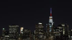L'antenne du One World Trade Center s'est teinte de tricolore en solidarité avec la France après les attaques terroristes du 13 novembre à Paris.