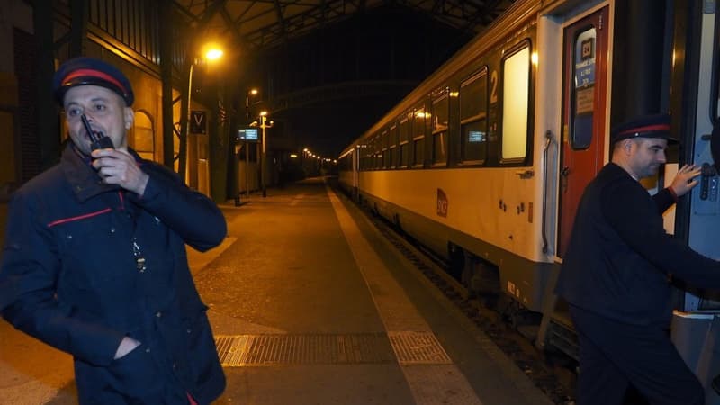 La SNCF prévoit notamment que "l'occupation des compartiments couchettes sera limitée à quatre voyageurs (au lieu de six habituellement dans les voitures de seconde classe)"