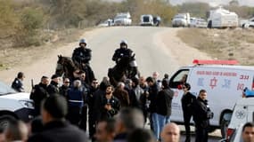 Des policiers israéliens à Umm al-Hiran face aux manifestants contre la démolition d'un village bédouin, le 18 janvier 2016