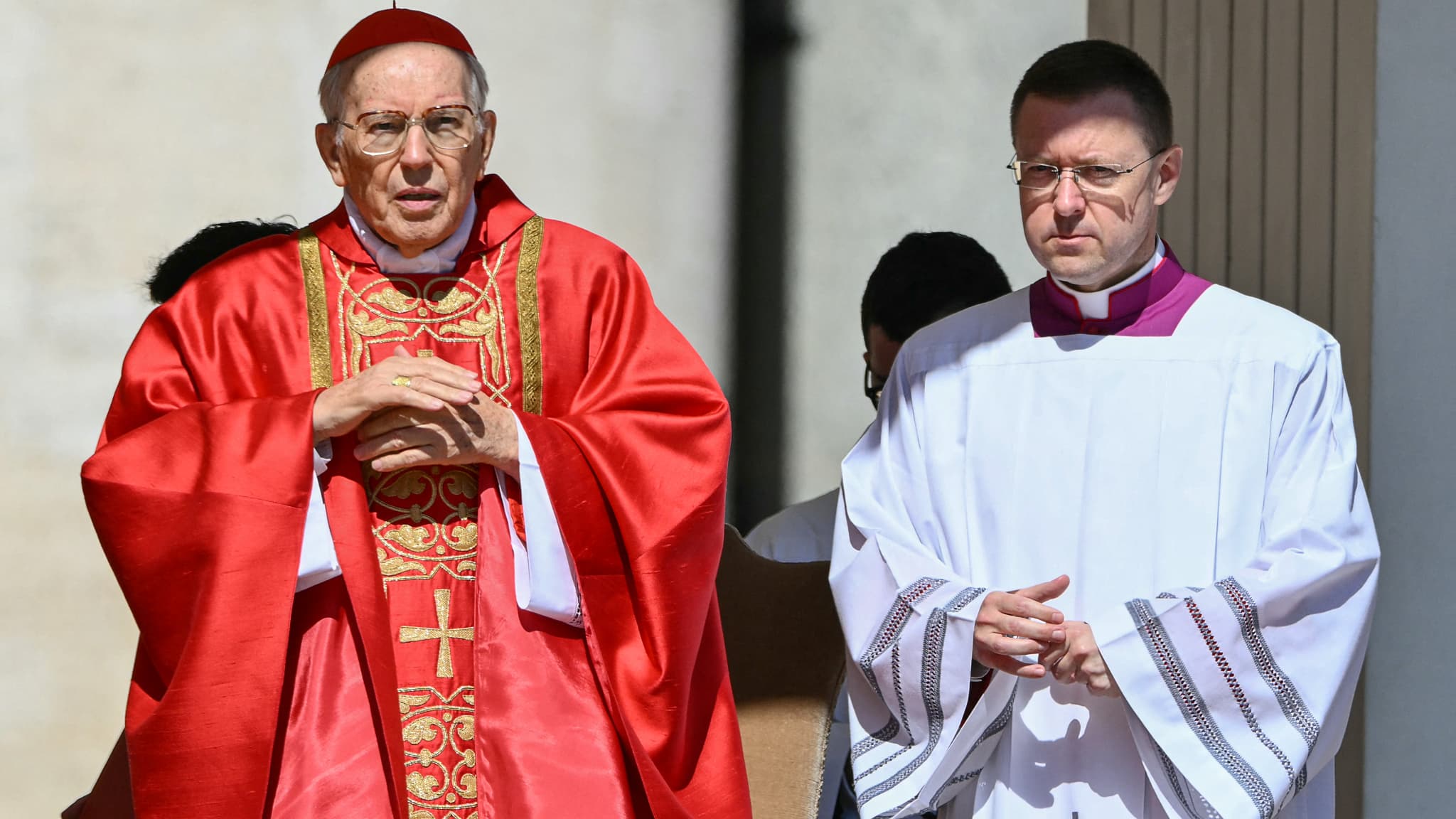 Le cardinal Giovanni Battista Re au début de la cérémonie d'obsèques du pape François.