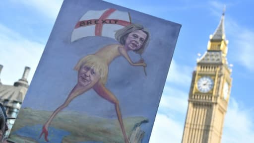 Des manifestants brandissent une pancarte à l'effigie de Theresa May et du ministre britannique des Affaires étrangères Boris Johnson à Londres lors d'une manifestation anti-Brexit, le 25 mars 2017, à deux jours de son déclenchement Des manifestants brandissent une pancarte à l'effigie de Theresa May et du ministre britannique des Affaires étrangères Boris Johnson à Londres lors d'une manifestation anti-Brexit, le 25 mars 2017, à deux jours de son déclenchement