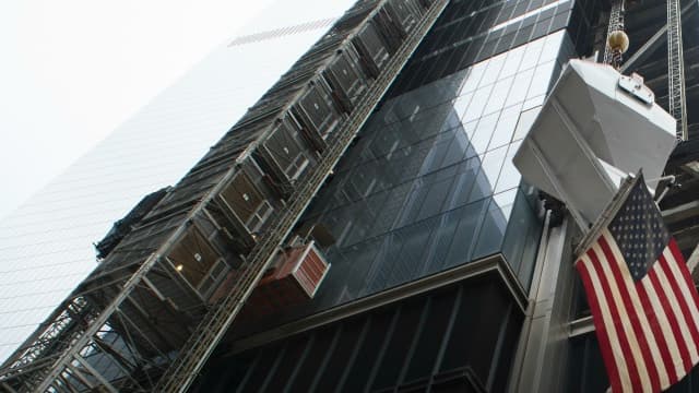 Un bloc s'élève le 23 juin 2016 dans le ciel de New York.