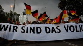 Des manifestants brandissent une banderole "Nous sommes le peuple" à Chemnitz, en Allemagne, le 7 septembre 2018, lors d'un rassemblement organisé par un mouvement d'extrême droite. 