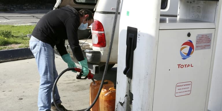Un conducteur remplit des bidons d'essence le 14 février 2022 à Lucciana, en Corse.