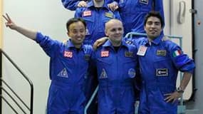 Les six participants au programme Mars 500, dont le Français Romain Charles (en haut à droite), qui vont vivre 520 jours d'isolement dans un module installé à Moscou, afin de simuler un voyage aller-retour sur la planète Mars. /Photo prise le 3 juin 2010/