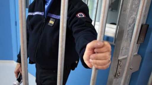 Condamné pour avoir harcelé des femmes avec des milliers de SMS, l'homme a été placé en détention à l'issue de son procès, à Boulogne-sur-Mer.