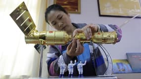 Modèle réduit de la capsule spatiale "Shenzhou 9"et du module orbital "Tiangong 1" à la vente dans un magasin chinois. La Chine a réussi dimanche son premier arrimage manuel entre "Shenzhou 9", placée en orbite il y a une semaine, et "Tiangong 1" ("Palais